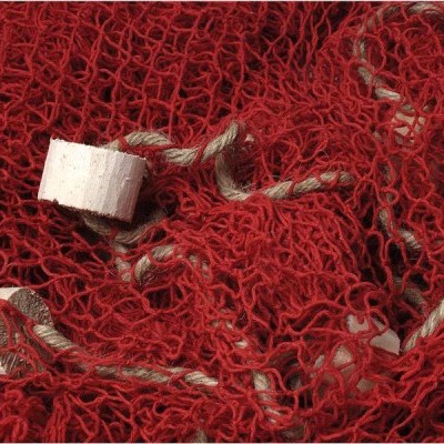 Rede de pesca vermelha com flutuadores brancos e cordas brancas