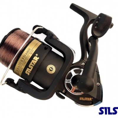 Carreto de pesca preto e castanho com linha castanha e marca SILSTAR