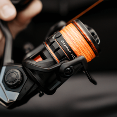 Cana de pesca com carretos e linha laranja com texto Ceymar HD