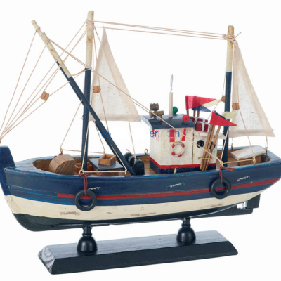 Modelo decorativo de barco de madeira azul, branco e vermelho com velas e base preta.