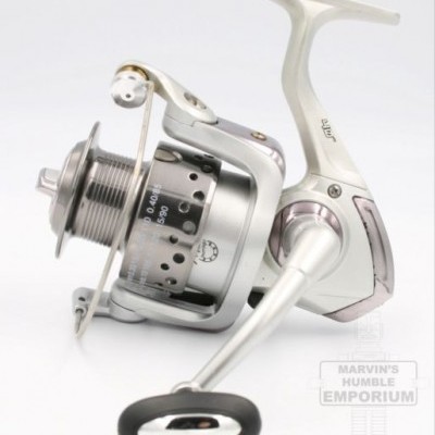 Carretel de pesca prateado com pega preta sobre fundo branco