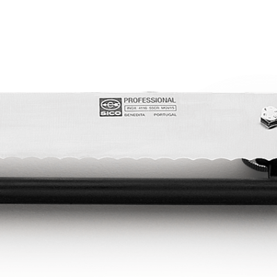 Faca de pão com lâmina serrilhada e cabo branco