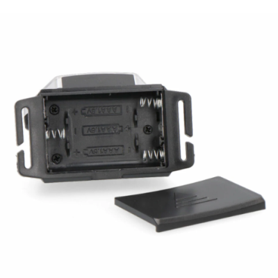 Suporte preto para 3 pilhas AAA com tampa destacada em fundo branco