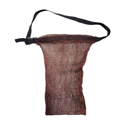 Saco de rede castanho com alça preta ajustável em fundo branco