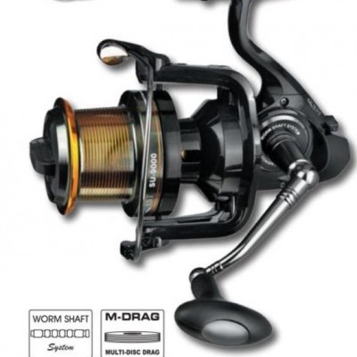 Carreto de pesca preto e dourado com alça metálica e logos técnicos