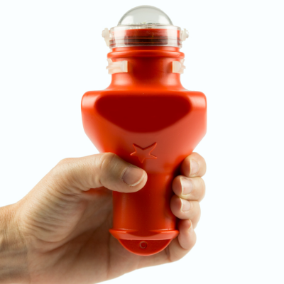 Equipamento marítimo vermelho com lente transparente segurado por uma mão sobre fundo branco