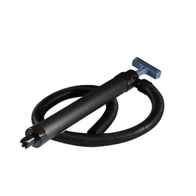 Bomba manual de ar preta com pega azul e mangueira preta