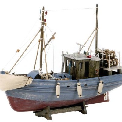 Modelo de barco de pesca em madeira pintada azul e vermelho com detalhes em corda