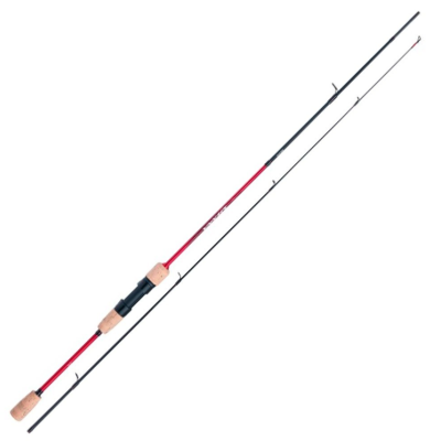 Vara de pesca preta e vermelha com empunhadura em cortiça sobre fundo branco