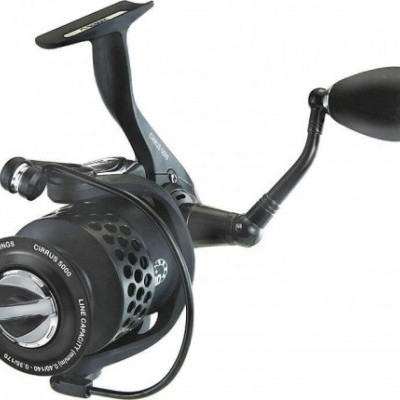 Carreto de pesca preto e cinza com manivela e botão grandes