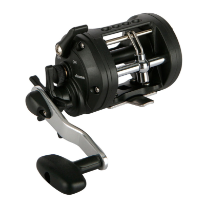 Carretel de pesca preto com punho prateado e preto da marca okuma