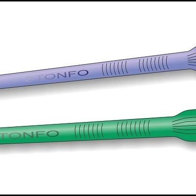 Dois instrumentos médicos de plástico lilás e verde com ponta em lâmina e texto STOMFO