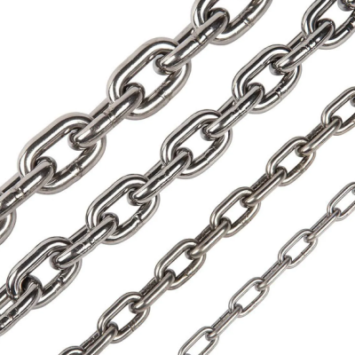 Quatro correntes metálicas prateadas de diferentes tamanhos de elos em fundo branco