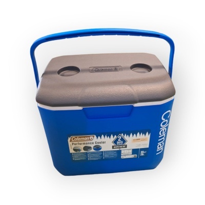 Cooler de plástico azul e castanho com pega azul e etiqueta na frente.