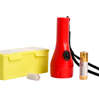 Lanterna vermelha, pilha AA dourada e caixa amarela