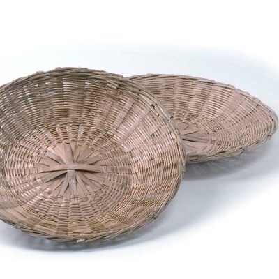 Duas cestas de vime redondas naturais num fundo branco