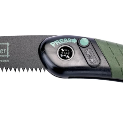 Serra manual com punho verde e preto e lâmina metálica serrada