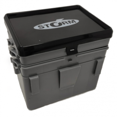 Caixa de armazenamento cinzenta com tampa preta e logotipo STORM