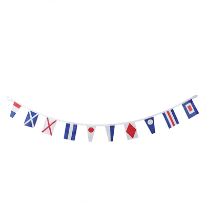 Bandeirola decorativa com bandeiras náuticas coloridas penduradas numa corda