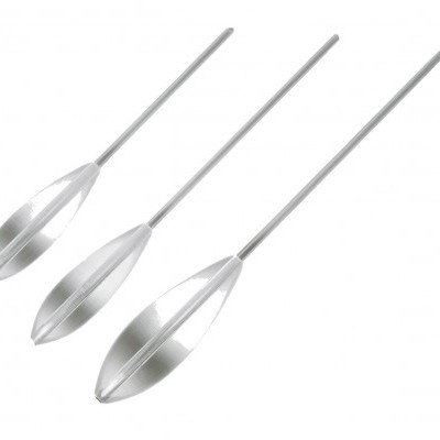 Três agitadores de metal prateado com cabo longo