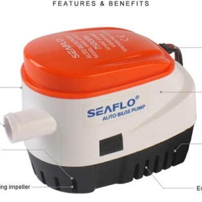 Bomba automática SEAFLO com tampa laranja e corpo branco e preto