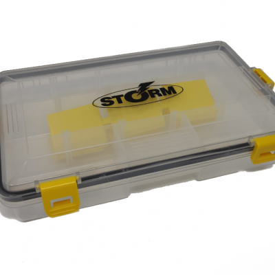 Caixa organizadora transparente com fechos amarelos e etiqueta STORM