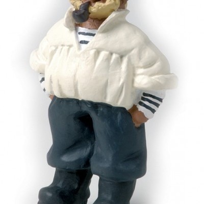 Figura decorativa de marinheiro com casaco branco e boina azul
