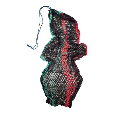 Saco de rede preto com riscas verde e vermelha e cordão azul