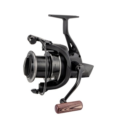 carreto de pesca preto com manivela em madeira