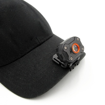 Boné preto com luz LED preta e laranja presa na pala