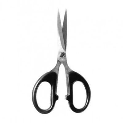 Tesoura pequena com cabos pretos e lâminas de metal