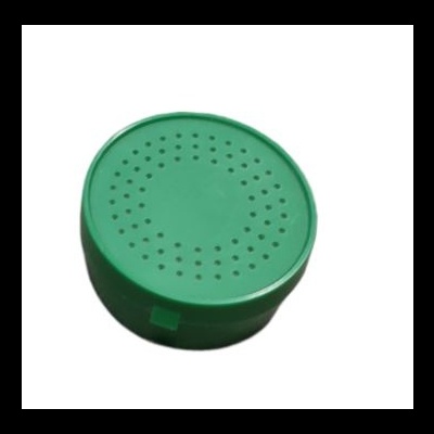 Tampa ou peneira verde circular de plástico com pequenos furos