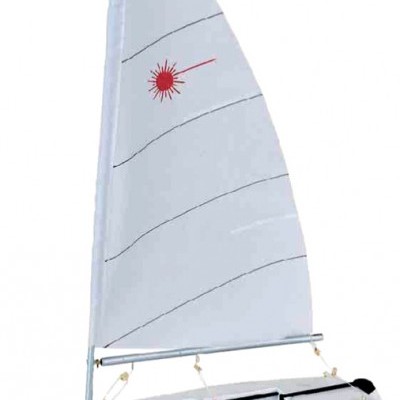 Modelo de veleiro branco com vela branca e símbolo de sol vermelho em suporte de madeira