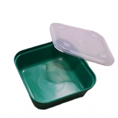 Recipiente plástico quadrado verde com tampa transparente parcialmente aberta