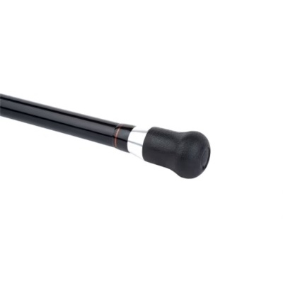 Ponta de bengala preta com anel prateado sobre fundo branco