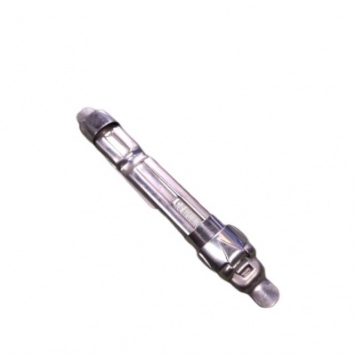 Ferramenta metálica cilíndrica prateada isolada