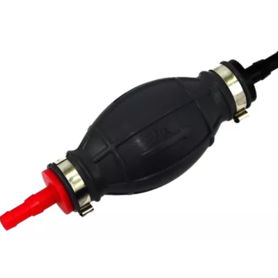 Bomba manual de combustível preta com conexões vermelhas e presilhas