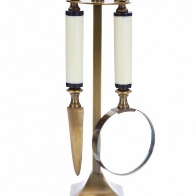 Conjunto de escritório vintage com navalhete e lupa em suporte metálico dourado