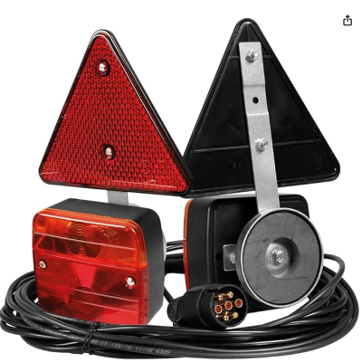 Conjunto de segurança automóvel com triângulos refletivos, luz traseira e cabo com ficha.
