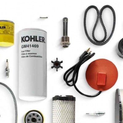 Peças e acessórios para motor organizados sobre fundo branco, incluindo óleo KOHLER, filtros, correias e velas