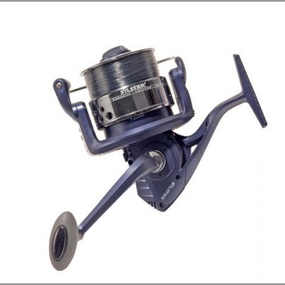 Carrete de pesca azul escuro e preto sobre fundo branco