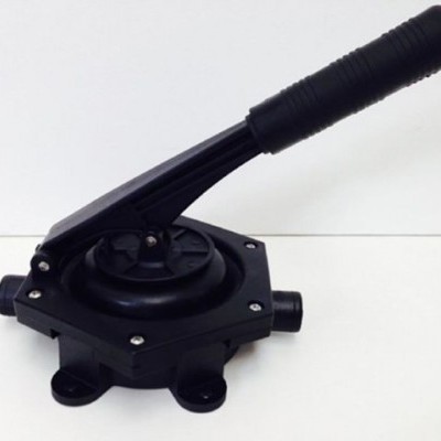 Bomba manual rotativa preta com alavanca