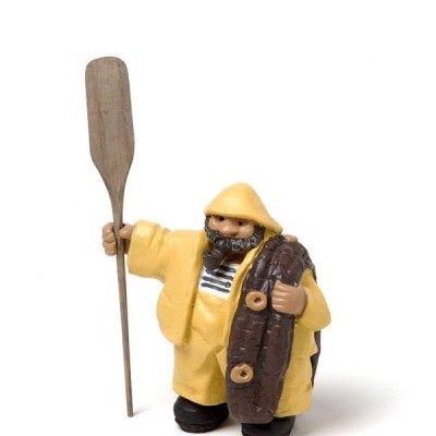 Figura decorativa de pescador com bata amarela e chapéu a segurar remo e pneu