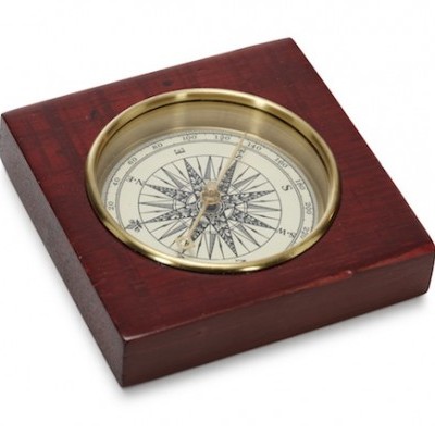 Bússola com caixa de madeira escura e anel metálico dourado