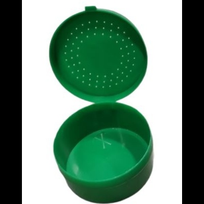 Recipiente verde redondo de plástico com tampa aberta e perfurada