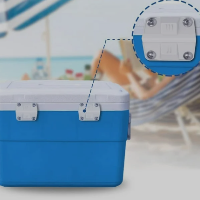 Caixa térmica azul com tampa branca e fechos brancos na praia