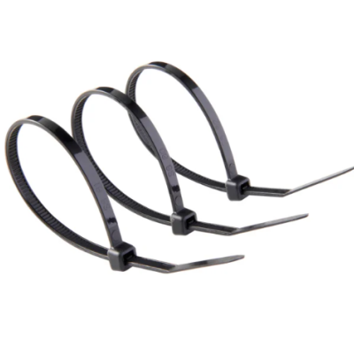 Três abraçadeiras de plástico pretas, em espiral, sobre fundo branco.