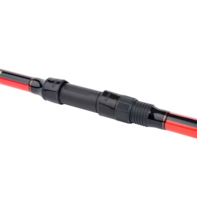 Peça central de cana de pesca com corpo preto e vermelho e detalhes de encaixe em plástico