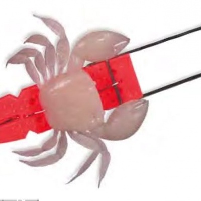 Isca de pesca em forma de lagosta vermelha com textura translúcida e gancho duplo.