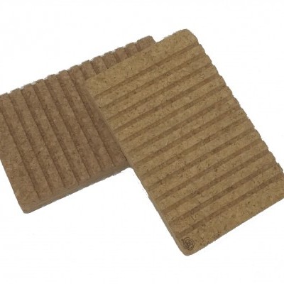 Duas placas retangulares em cortiça com ranhuras paralelas